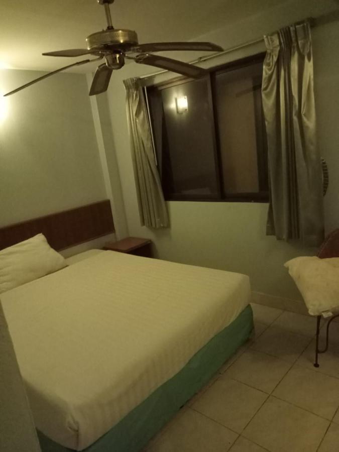 Kingfisher House And Bar Паттая Екстер'єр фото